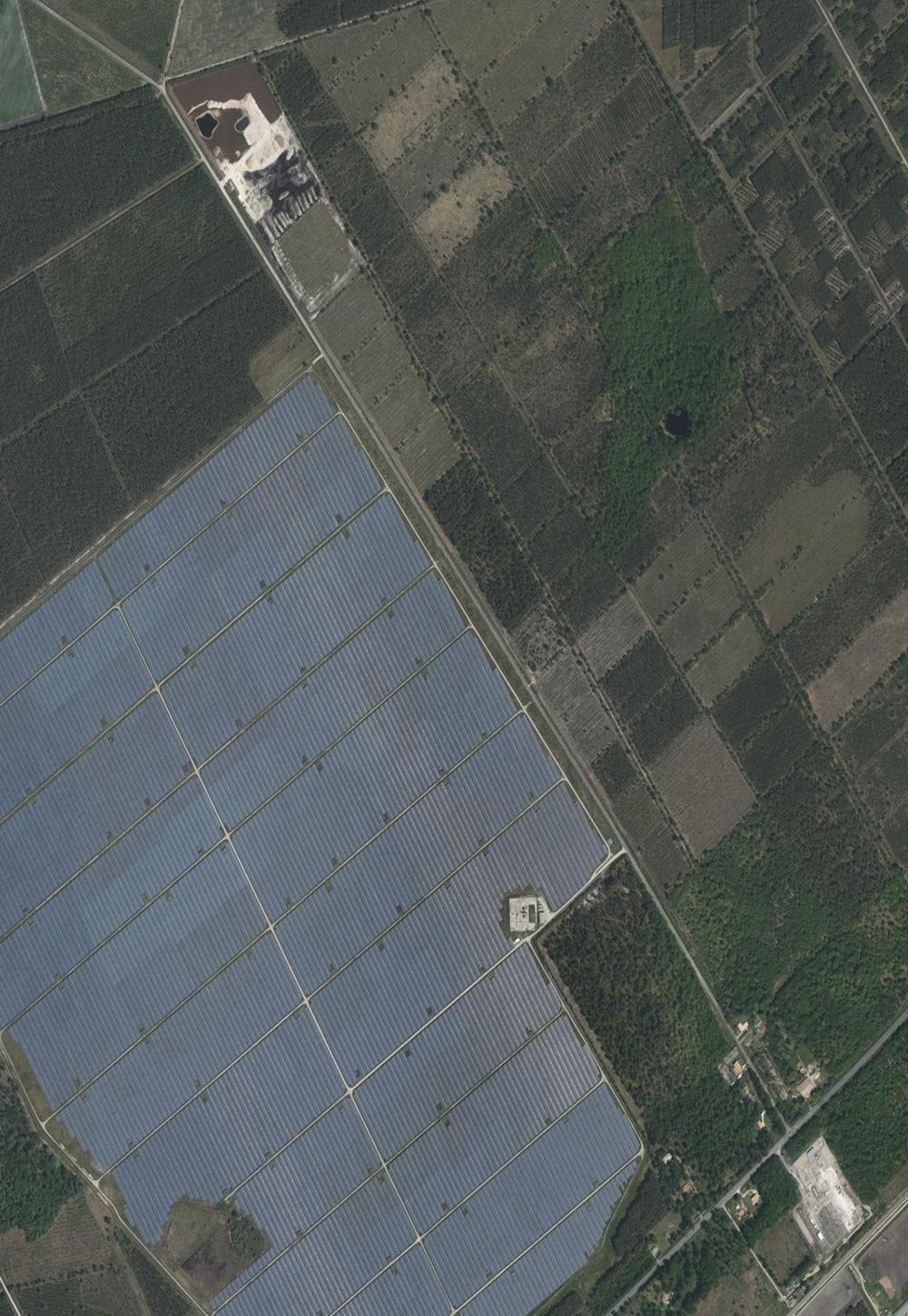 Vue aérienne d'une centrale solaire à côté de terres agricoles